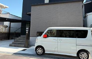 出張施術用の車両と、ご自宅へお伺いするサービスのイメージ